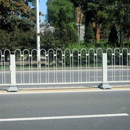厂家生产 镀锌京式护栏 喷塑锌钢护栏 京式道路护栏 道路隔离栅 铁马交通护栏