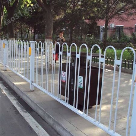 厂家生产 镀锌京式护栏 喷塑锌钢护栏 京式道路护栏 道路隔离栅 铁马交通护栏